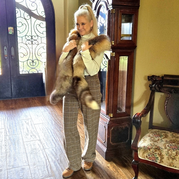 Crystal Fox Fur Boa Wrap in Original Box - Picture 10 of 17